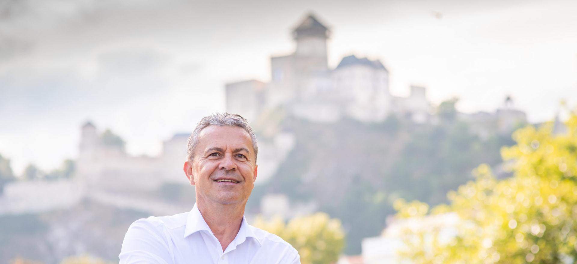 Miloš Mičega pred Trenčianskym hradom, kandidát na primátora mesta Trenčín