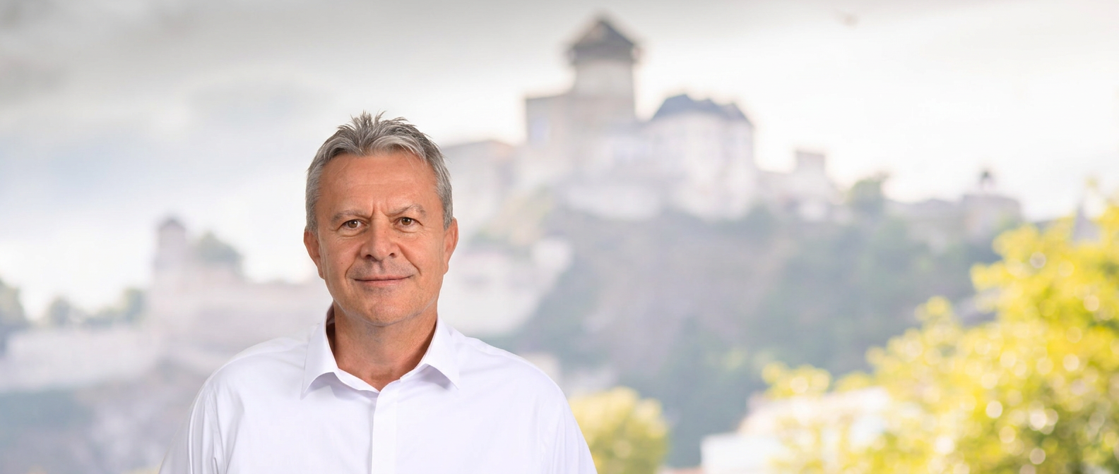 Miloš Mičega pred Trenčianskym hradom, kandidát na primátora mesta Trenčín